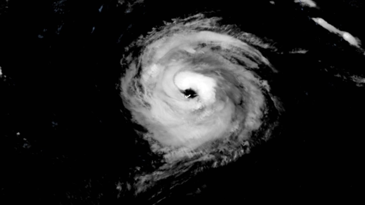 Bermuda entirely in Hurricane Paulette's eye as storm lashes island