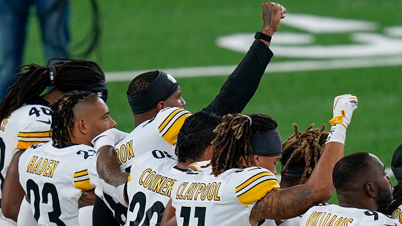 Steelers players stand for national anthem, hold banner before game vs.  Giants