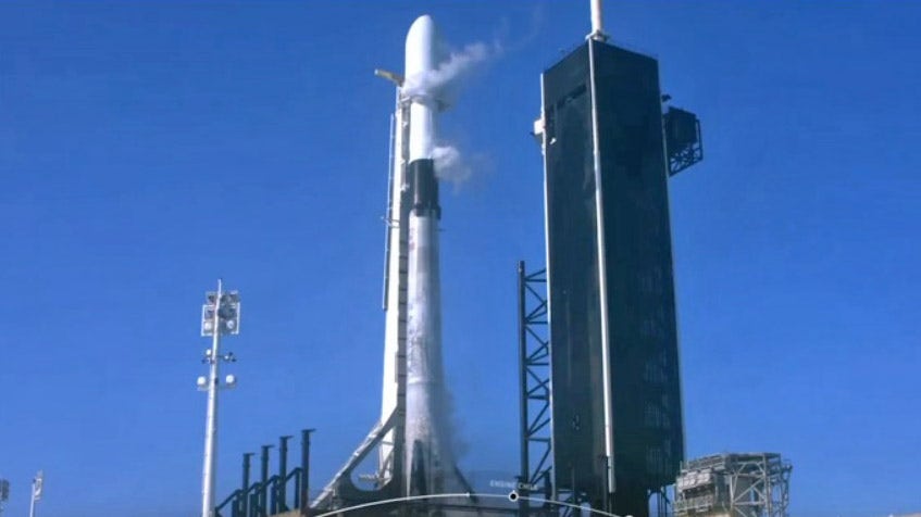 SpaceX vise le lancement de satellites Starlink supplémentaires lundi et annonce la prochaine mission d’équipage