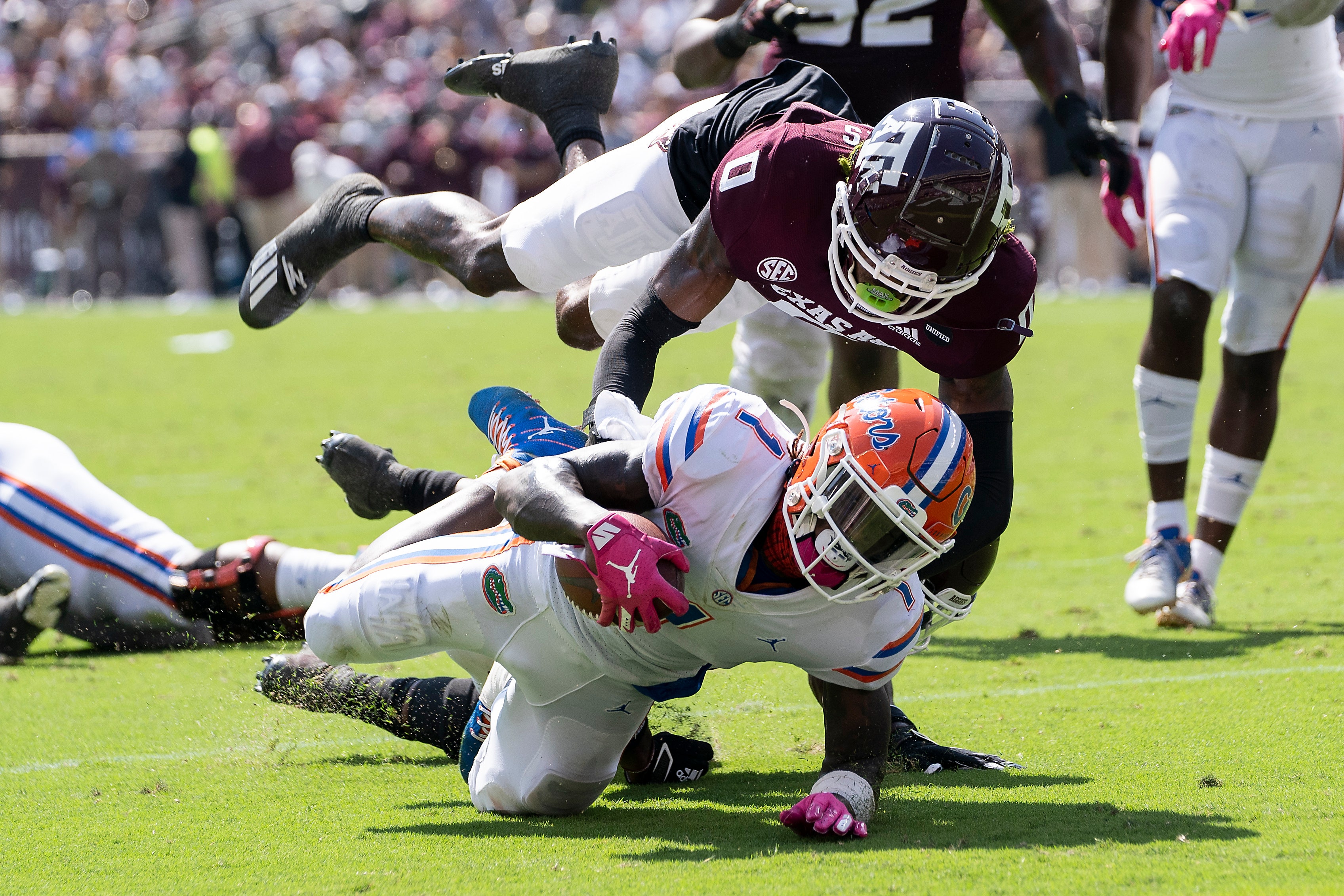 Texas A&M's Bobby Brown injures knee while celebrating sack vs. Florida