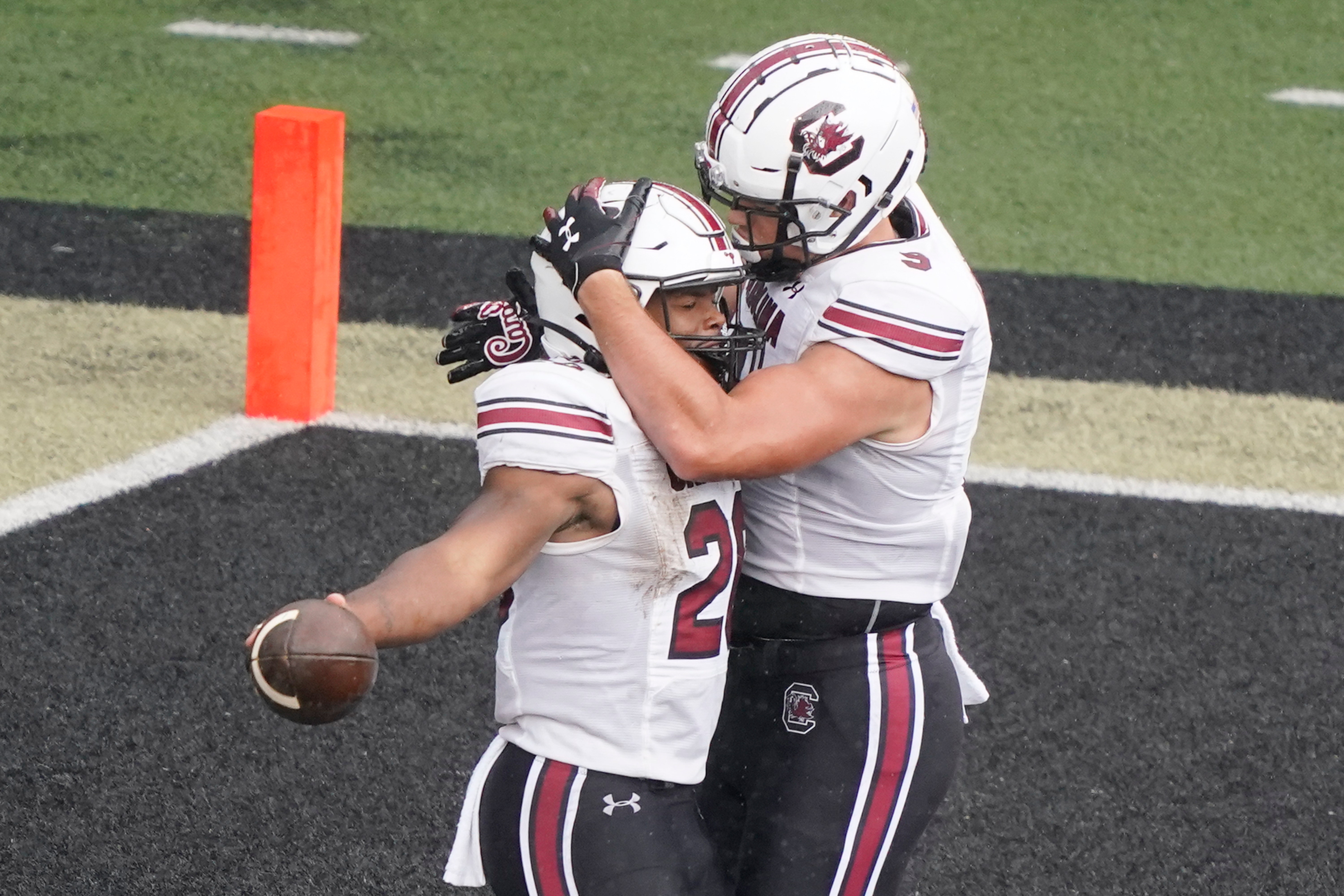 South Carolina gets 1st win of season, beating Vandy 41-7