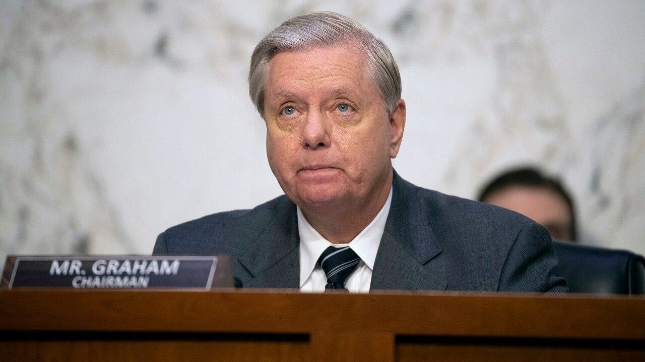 Lindsey Graham supports Trump over McConnell with $ 2,000 checks