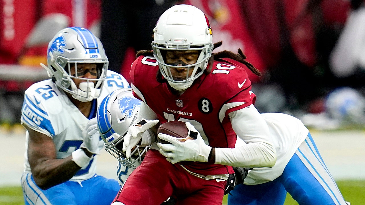 Cardinals' DeAndre Hopkins gives autographed jersey to 'lucky' fan