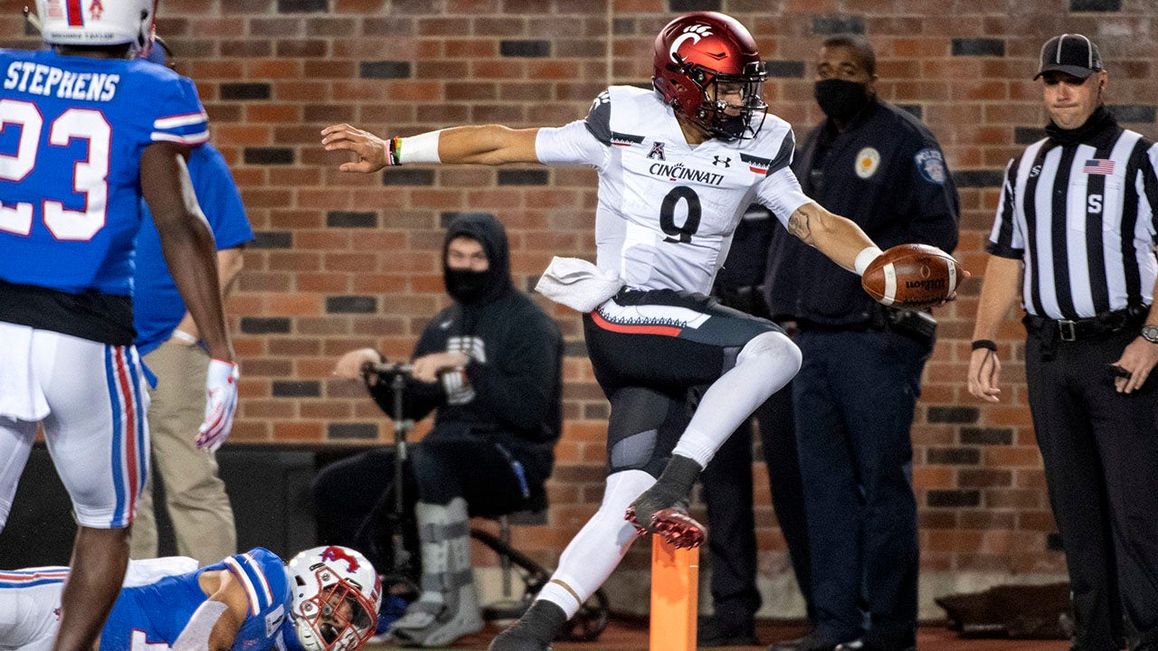 Desmond Ridder: Cincinnati Bearcats QB throws up on field vs. SMU