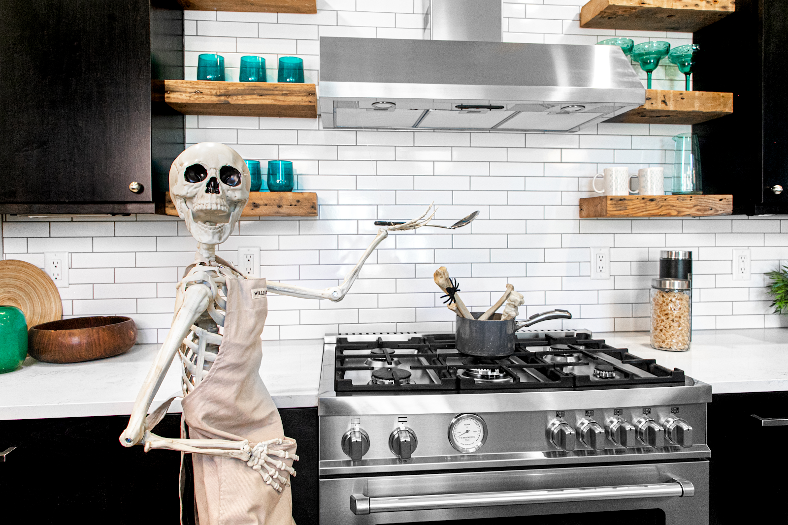 Real estate agent decorates homes with giant skeletons to drum up exposure: ‘People have really loved it’