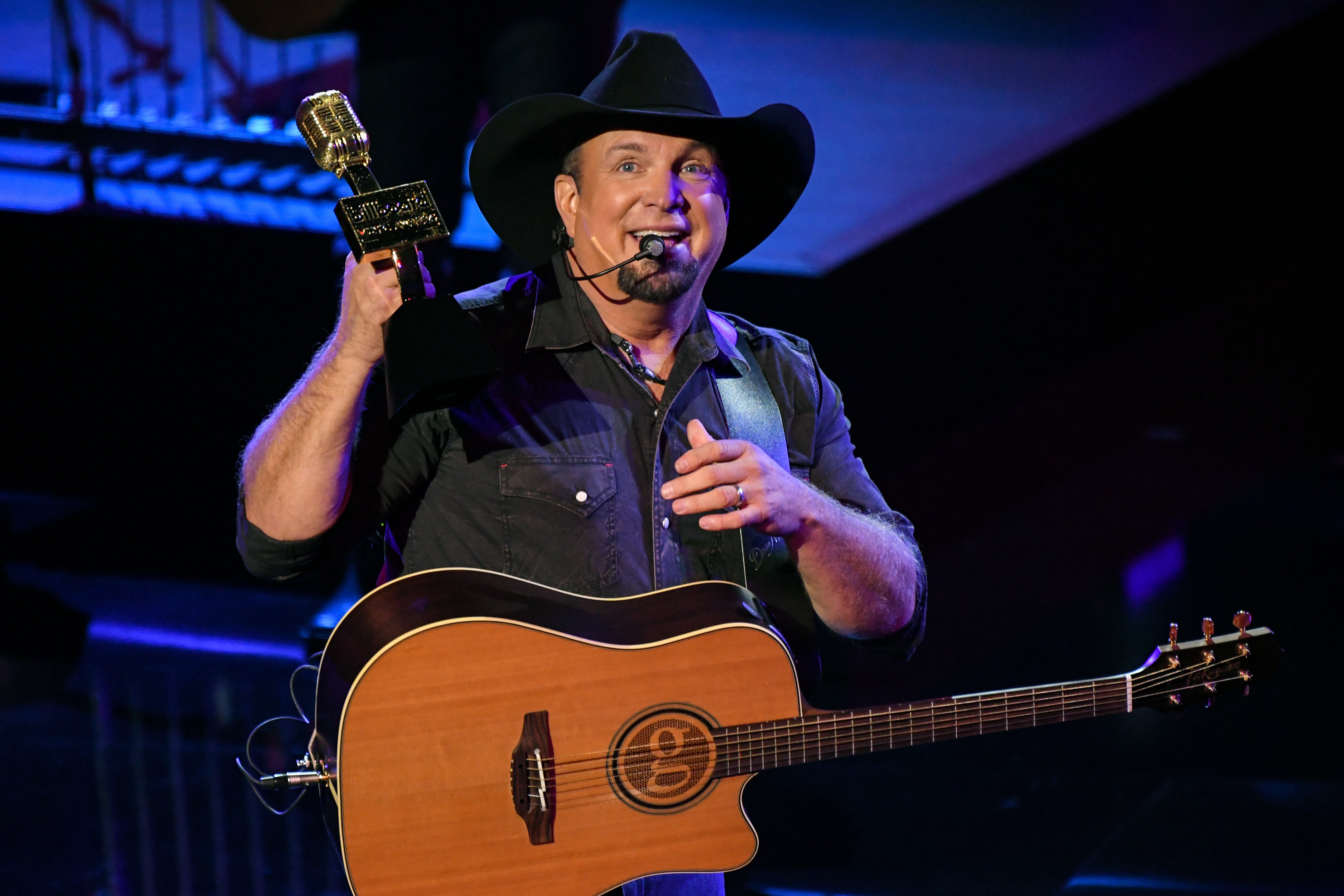 Garth Brooks performing in Biden’s possession, jokes that he will be “only Republican” there