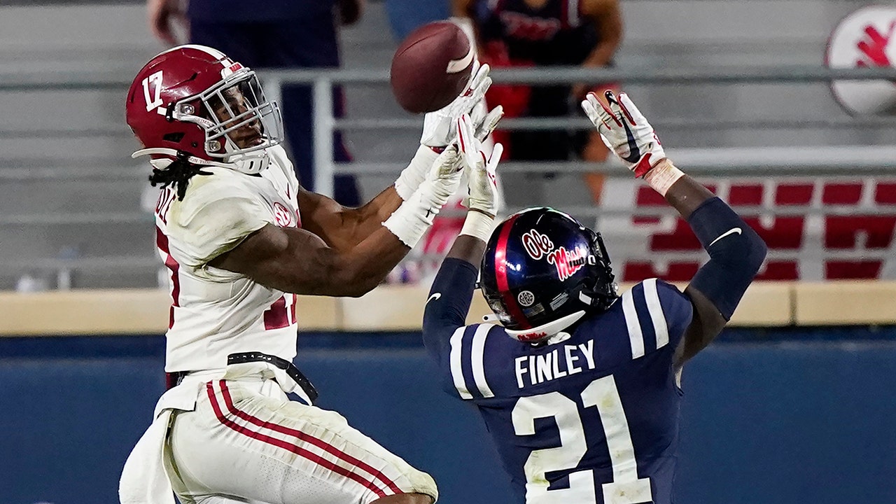 NFL stars advise Alabama’s Jaylen Waddle to withdraw from the national title game