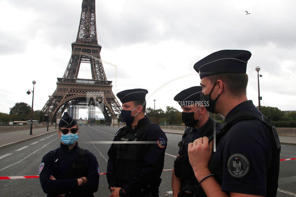 French mob attacks police station with fireworks, metal bars