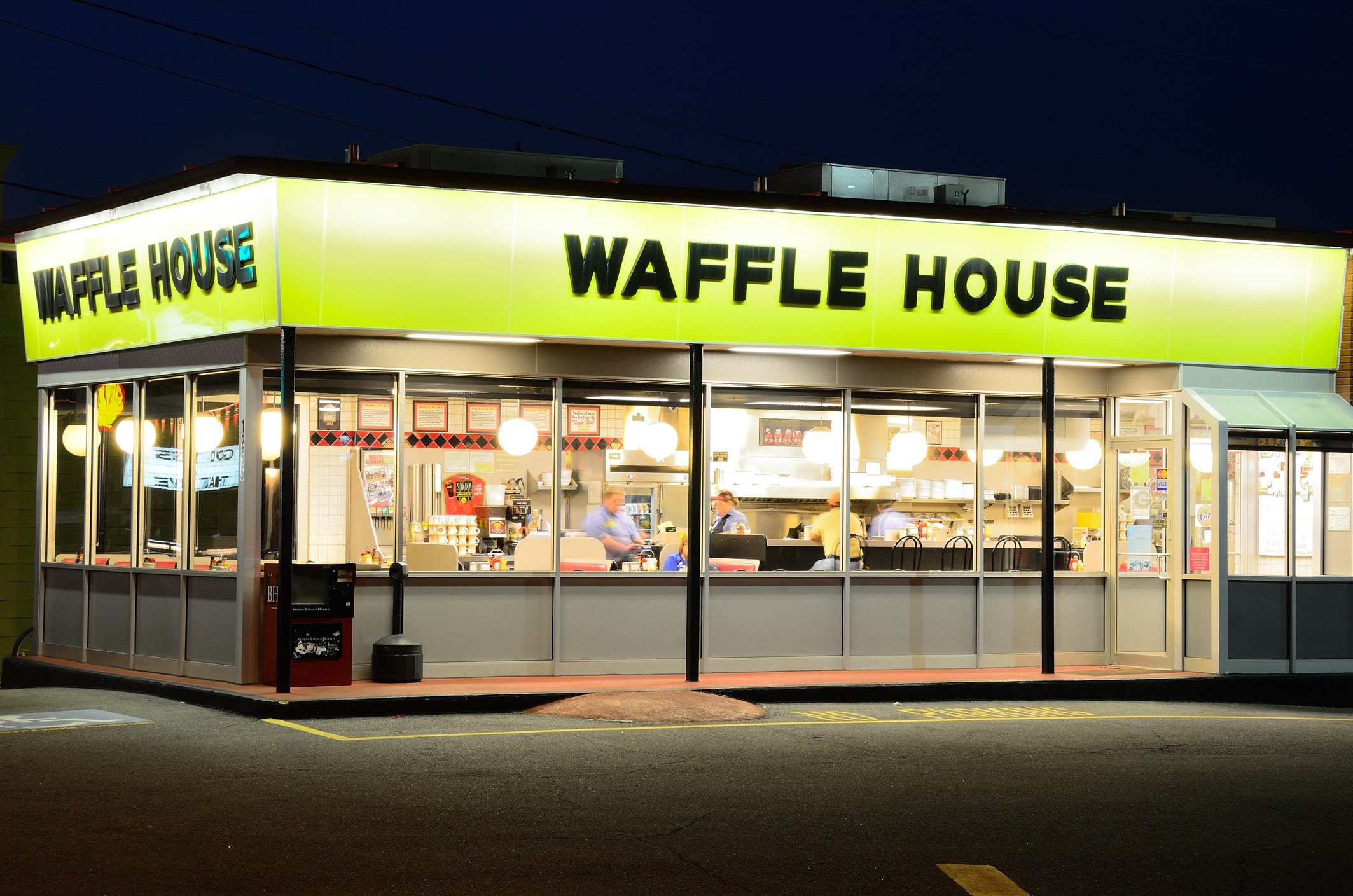 Brawl breaks out between Waffle House employee, customer in Atlanta