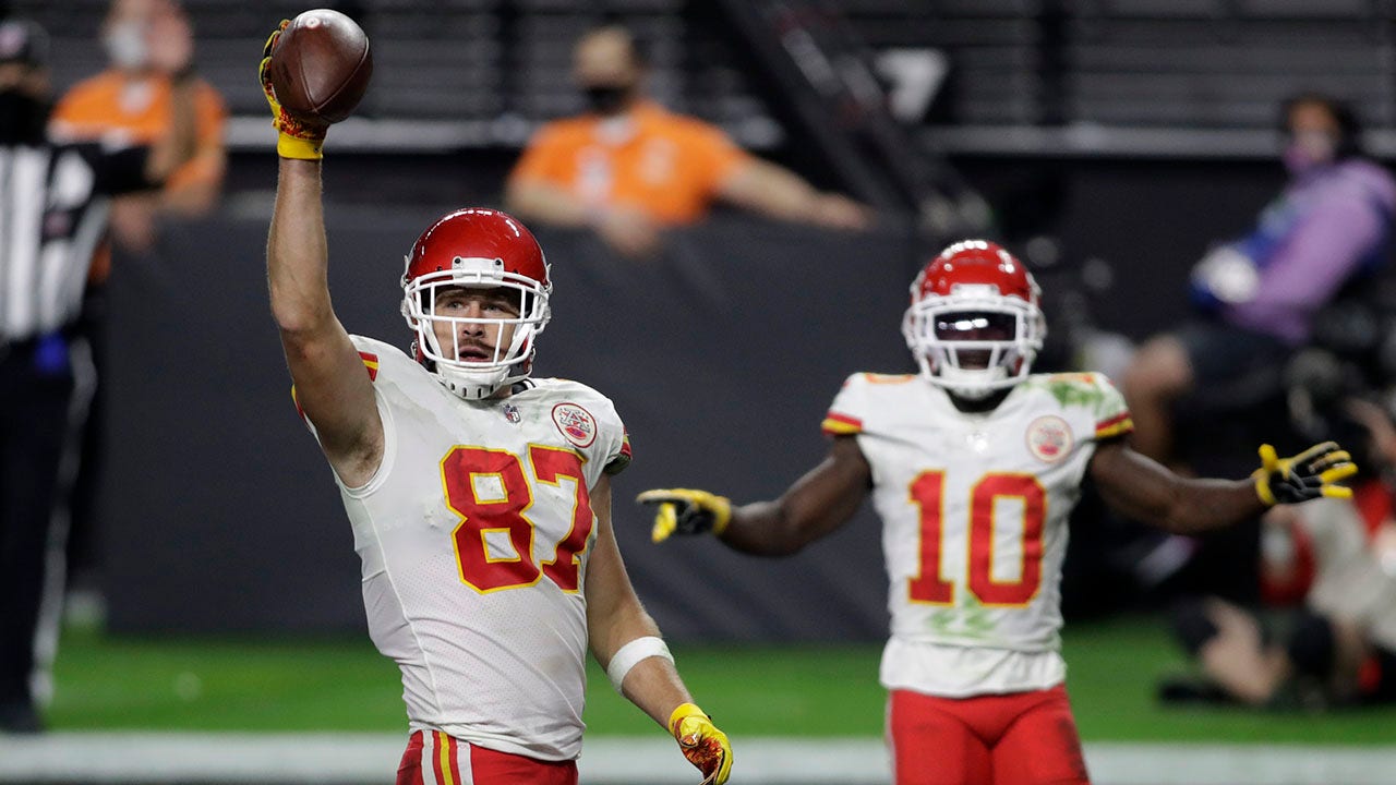 Mahomes hits Kelce in last minute, Chiefs edge Raiders 35-31