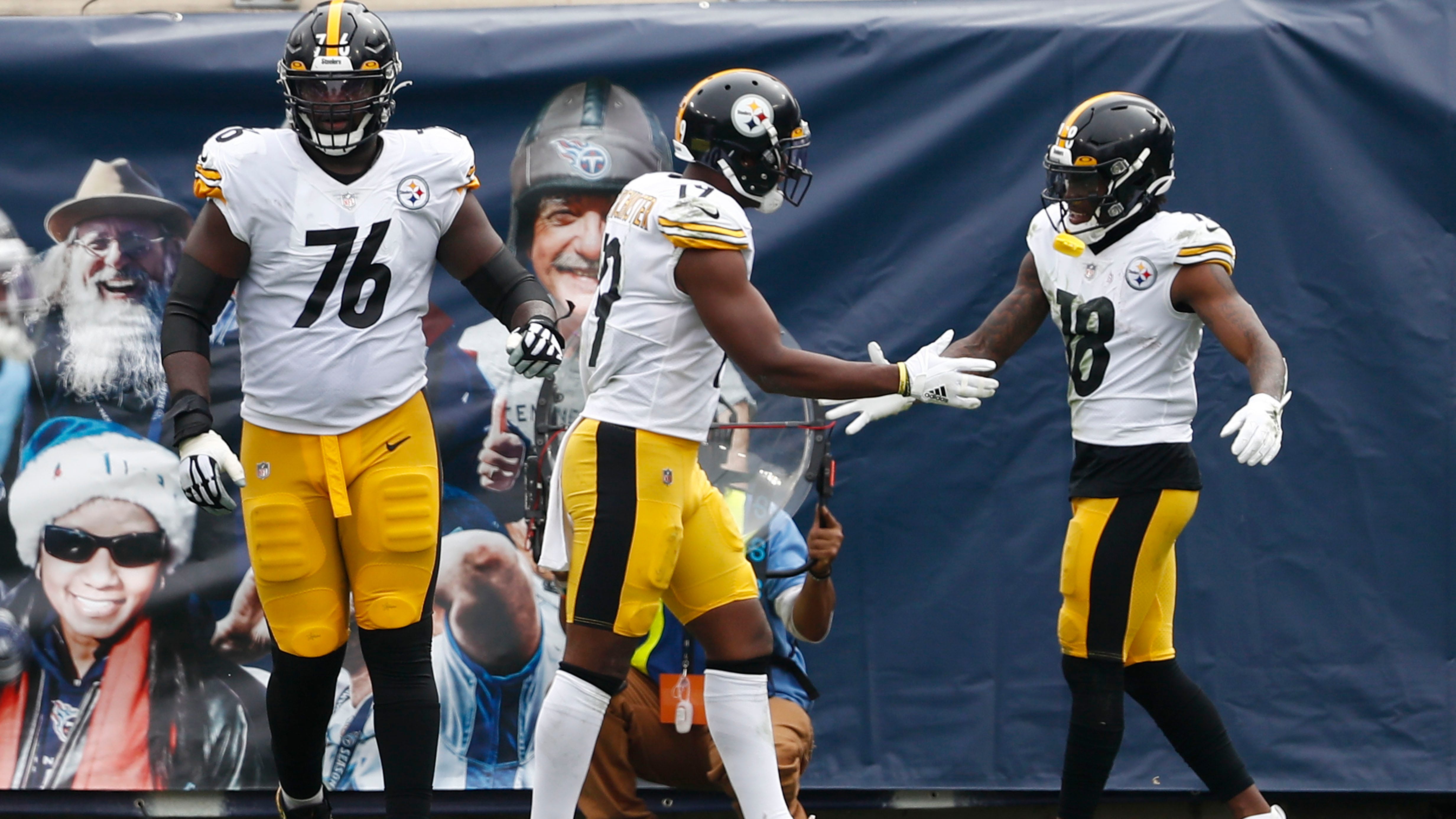 Steelers' JuJu Smith-Schuster, James Conner hit with $5G fines over NFL  uniform violations