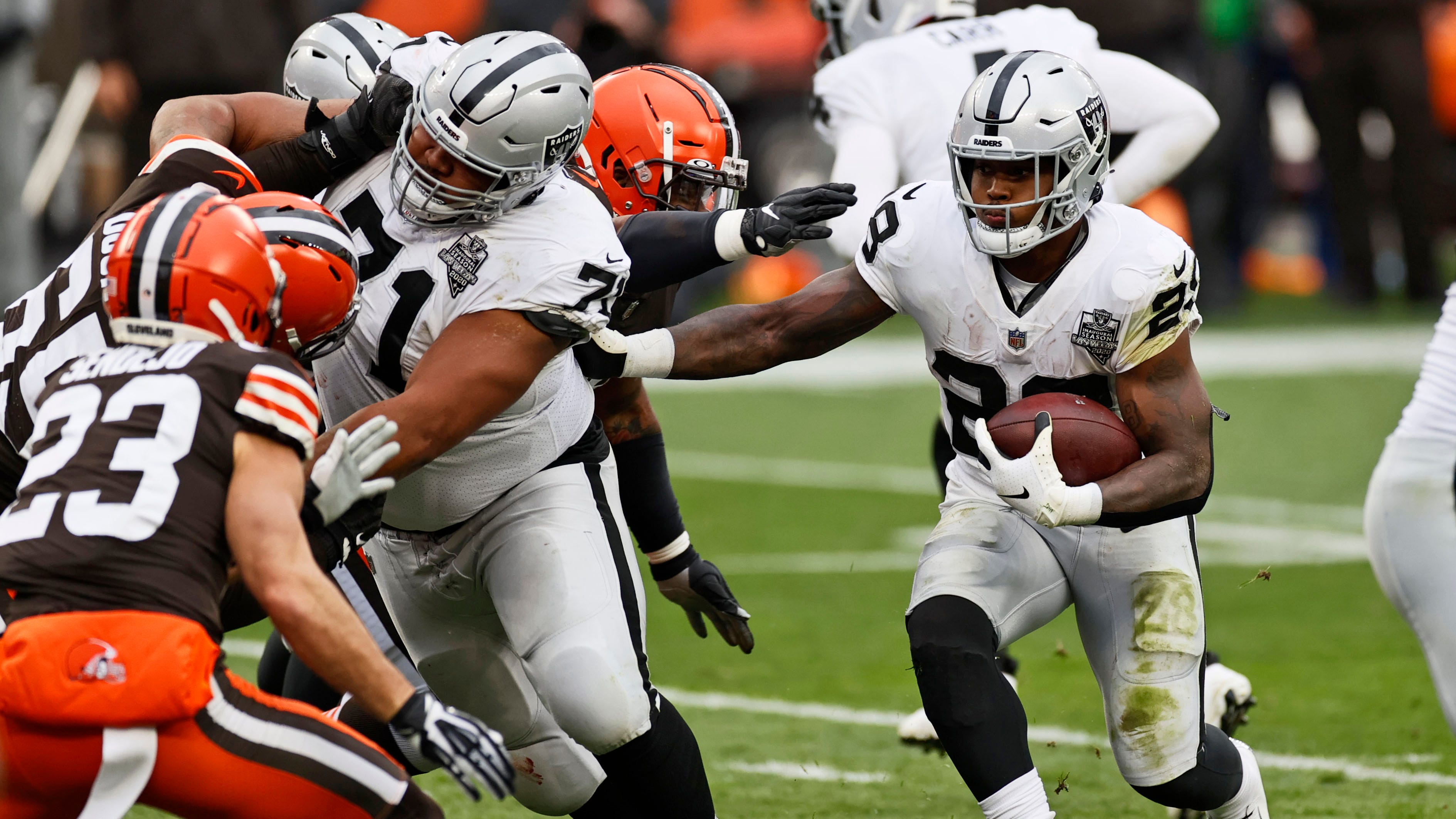 Cleveland weather leads to Raiders' botched field goal attempt vs. Browns