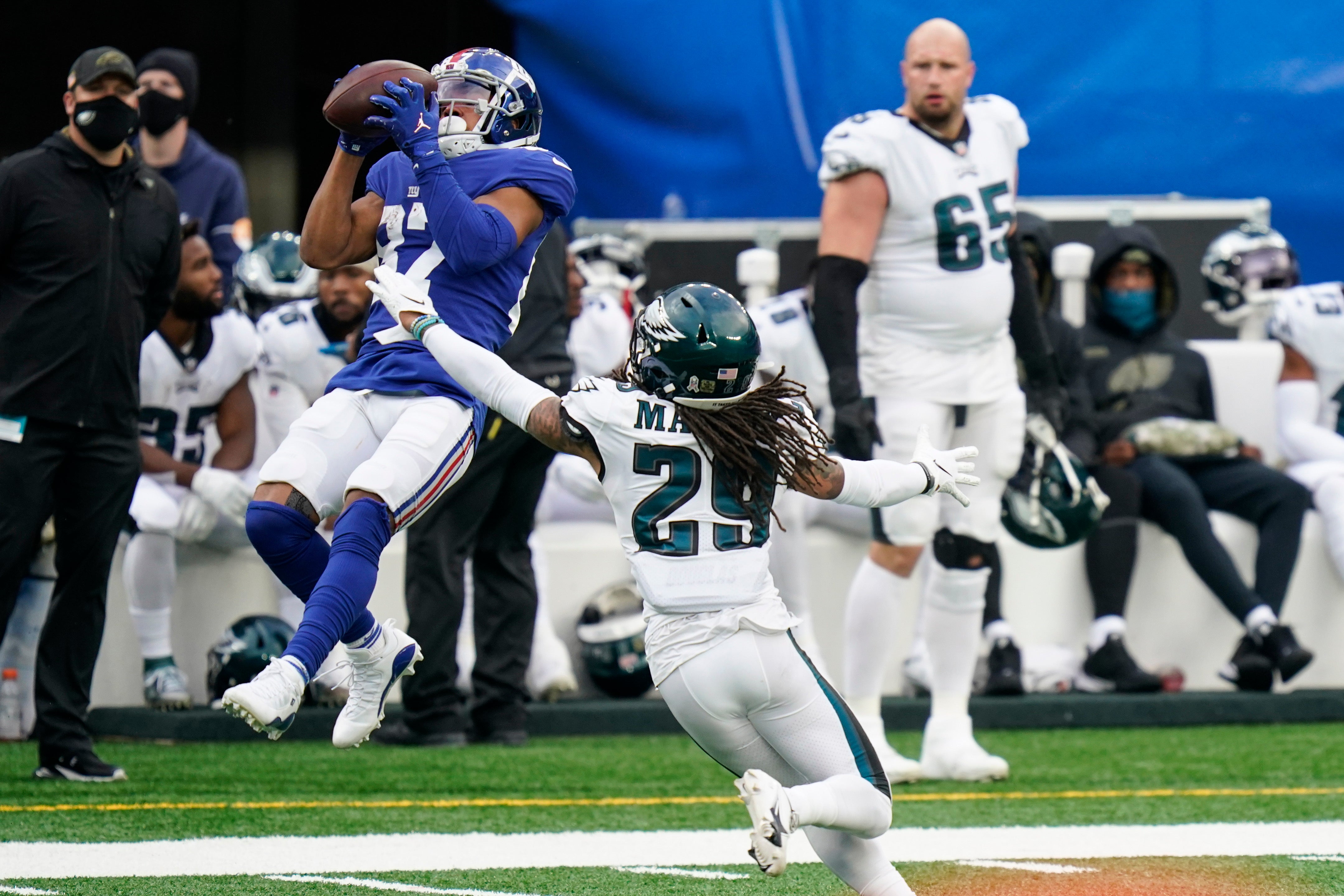 Eagles' Ground Game Overwhelms Giants As Philly Takes Control Of NFC East  With 27-17 Win 