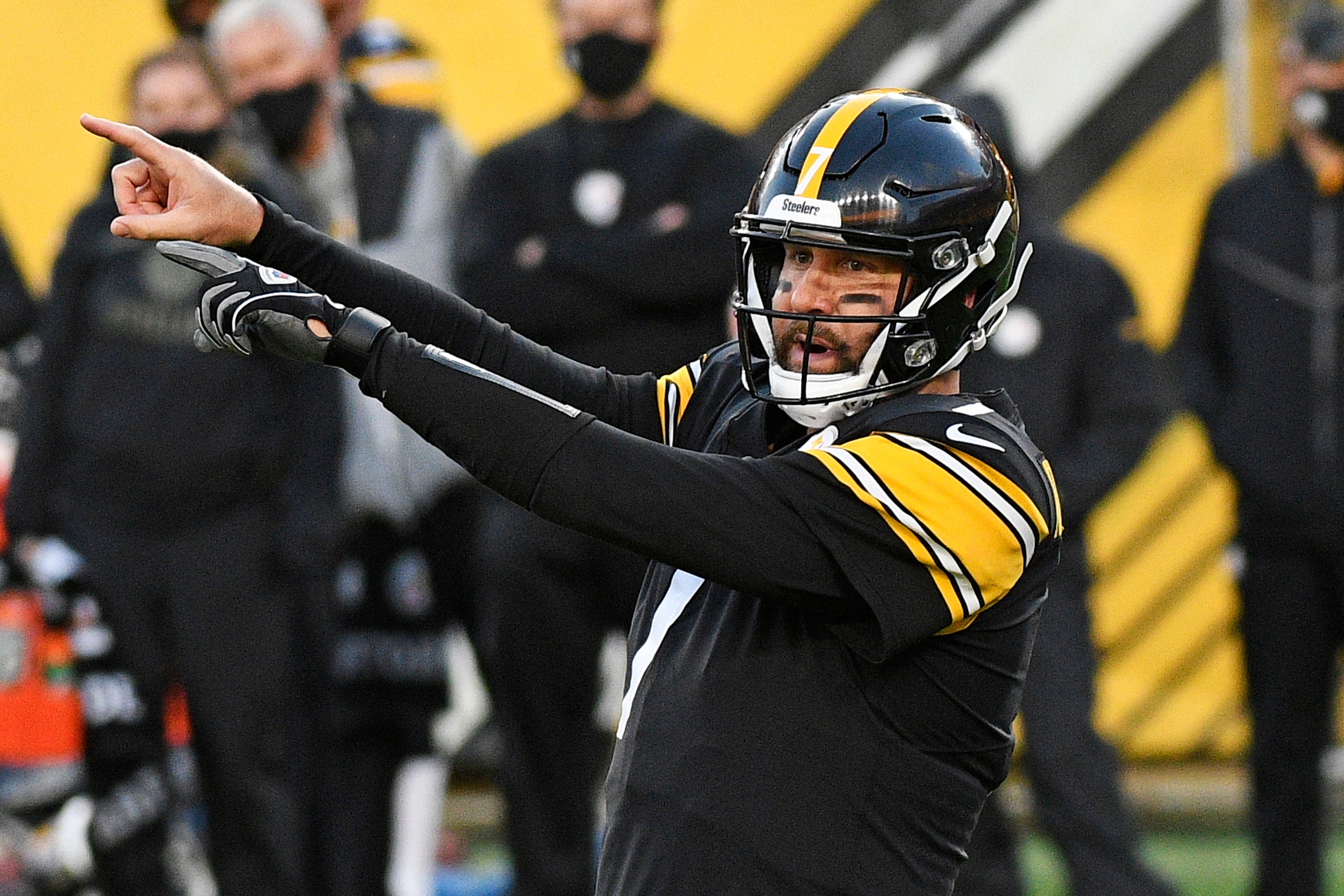 Roethlisberger throws 4 TD passes, Steelers rip Bengals