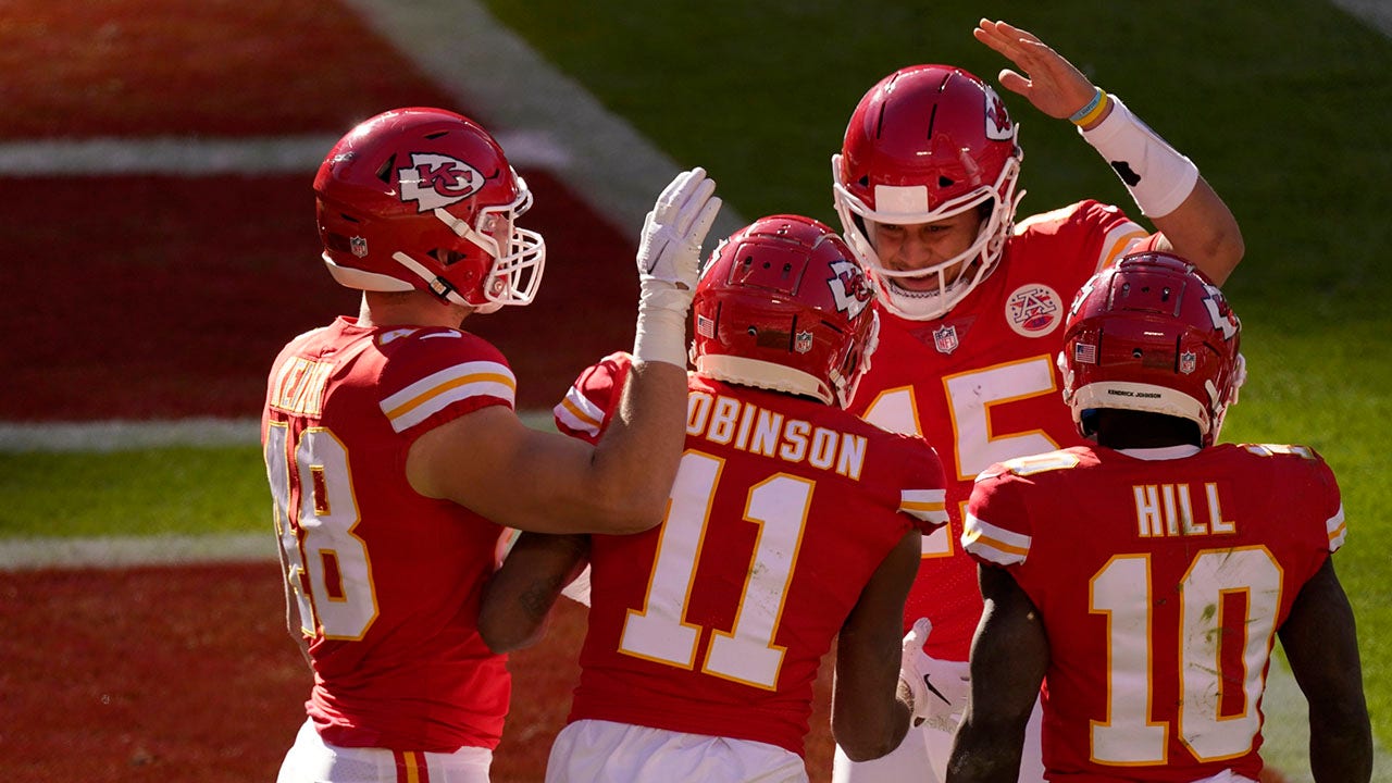 Patrick Mahomes throws 5 TDs, Chiefs look like the Chiefs in blowout over  Raiders