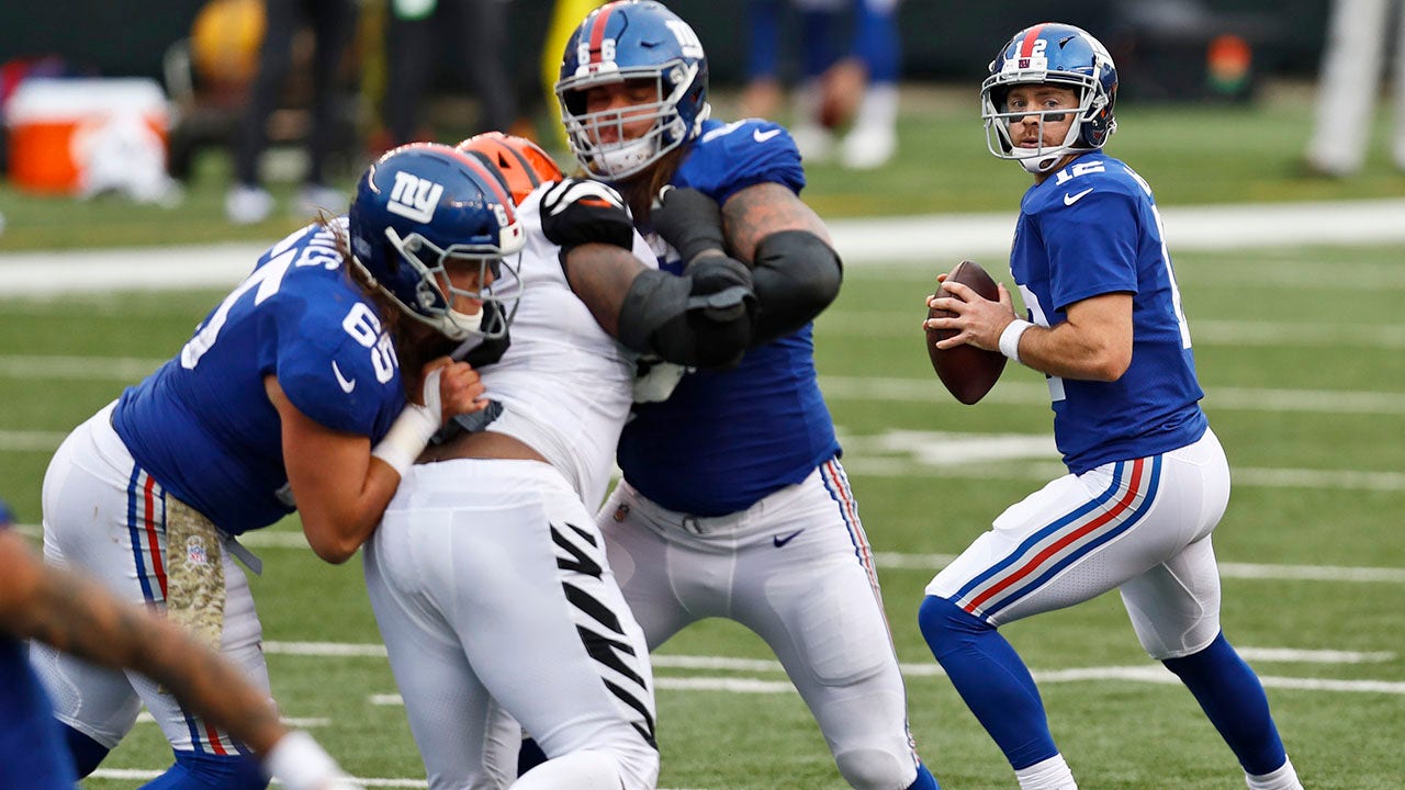 QB Jones injured in Giants' win over Burrow-less Bengals - The San Diego  Union-Tribune