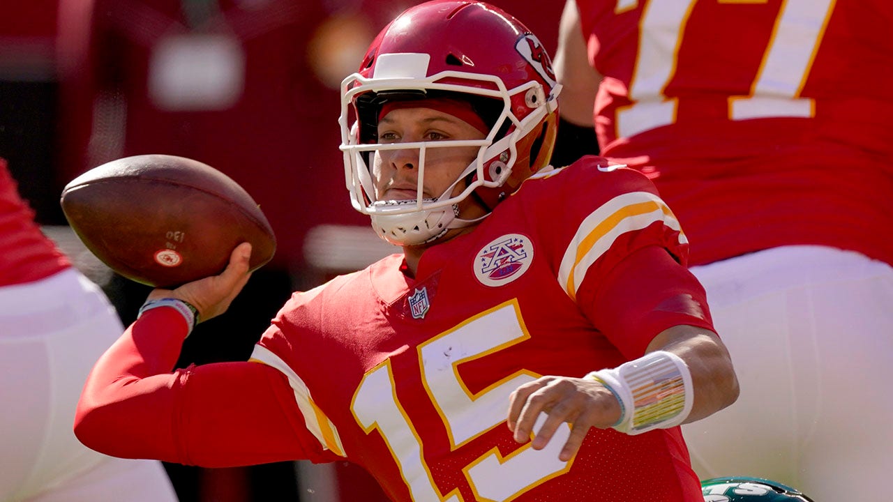 Patrick Mahomes Ties With Dan Marino as Kansas City Chiefs