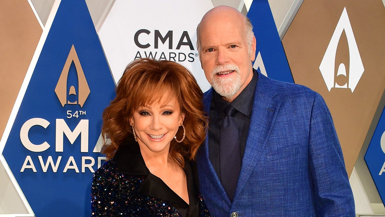 reba red dress cma awards We'll Never Forget Reba McEntire's CMAs Red Dress
