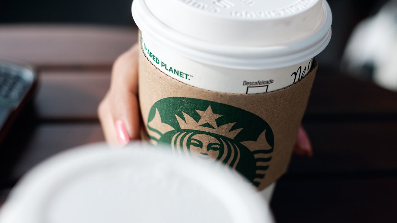 Seorang karyawan Starbucks menyebar dengan cepat setelah memberikan catatan rahasia kepada seorang wanita muda