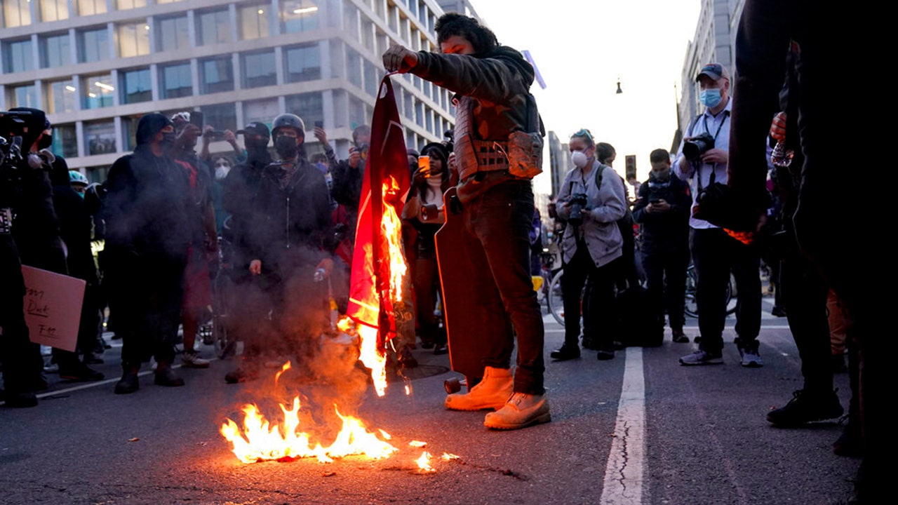 counterprotester-burns-trump-flag.jpg