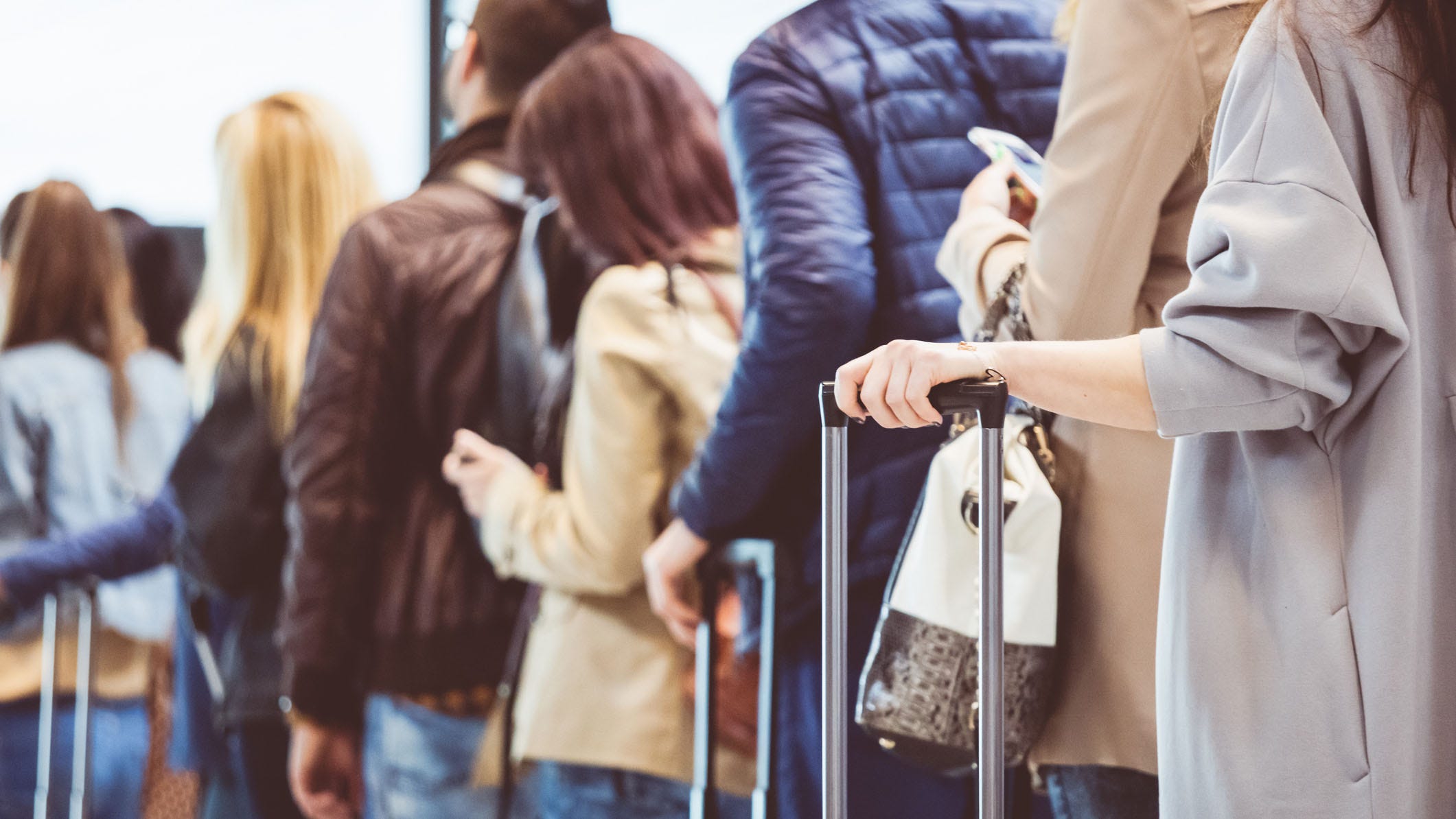 На месте в первую очередь. Очередь в аэропорту. Люди в аэропорту. Queue at the Airport. Stand in a queue shopping.