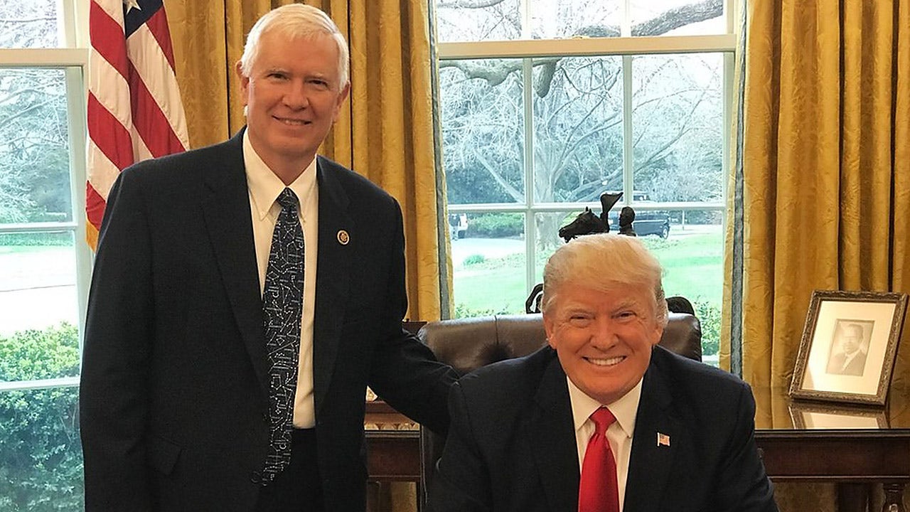 Trump endorses Mo Brooks in Alabama Senate race