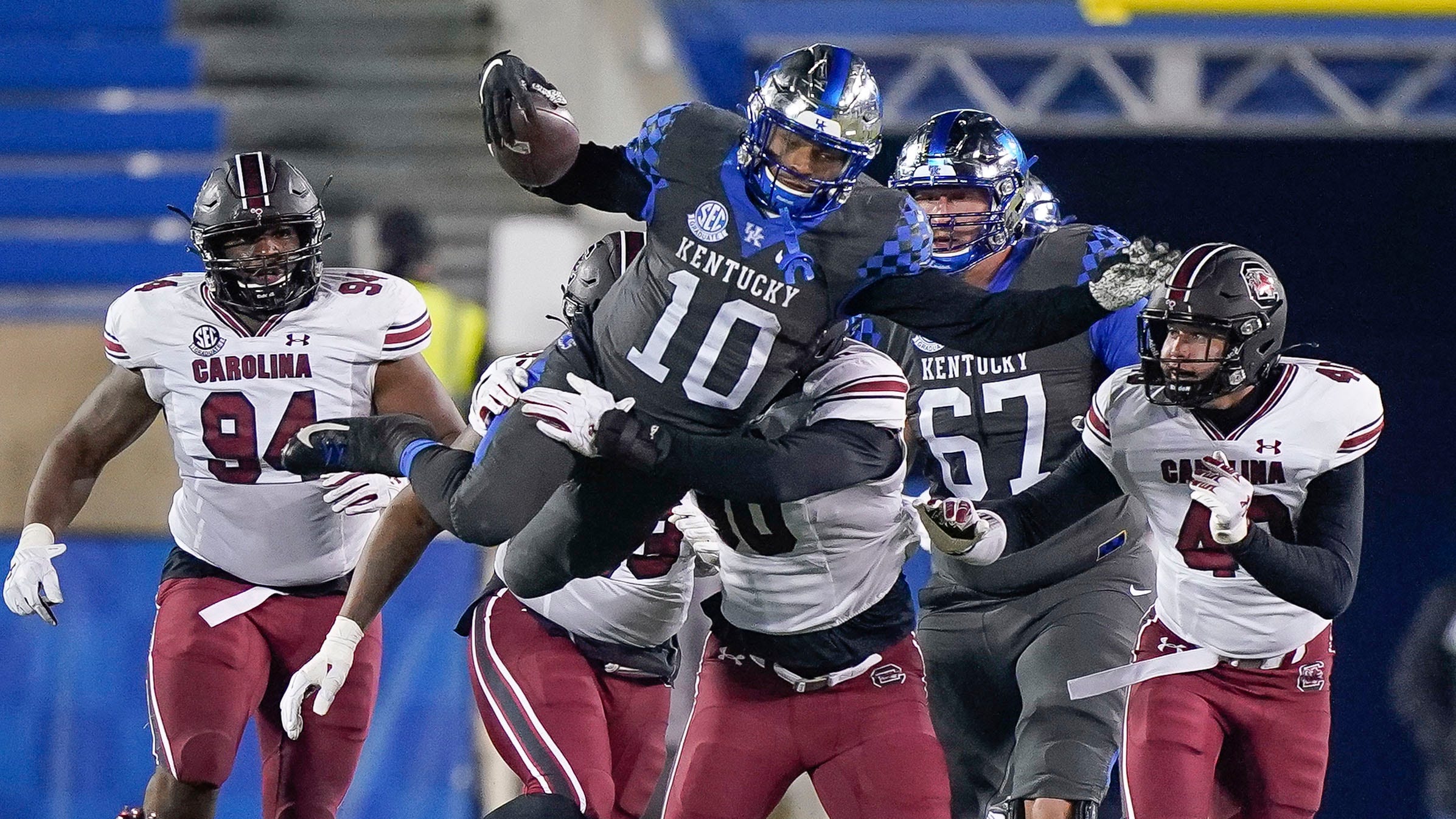Rodriguez scores 3 TDs, Kentucky routs South Carolina 41-18