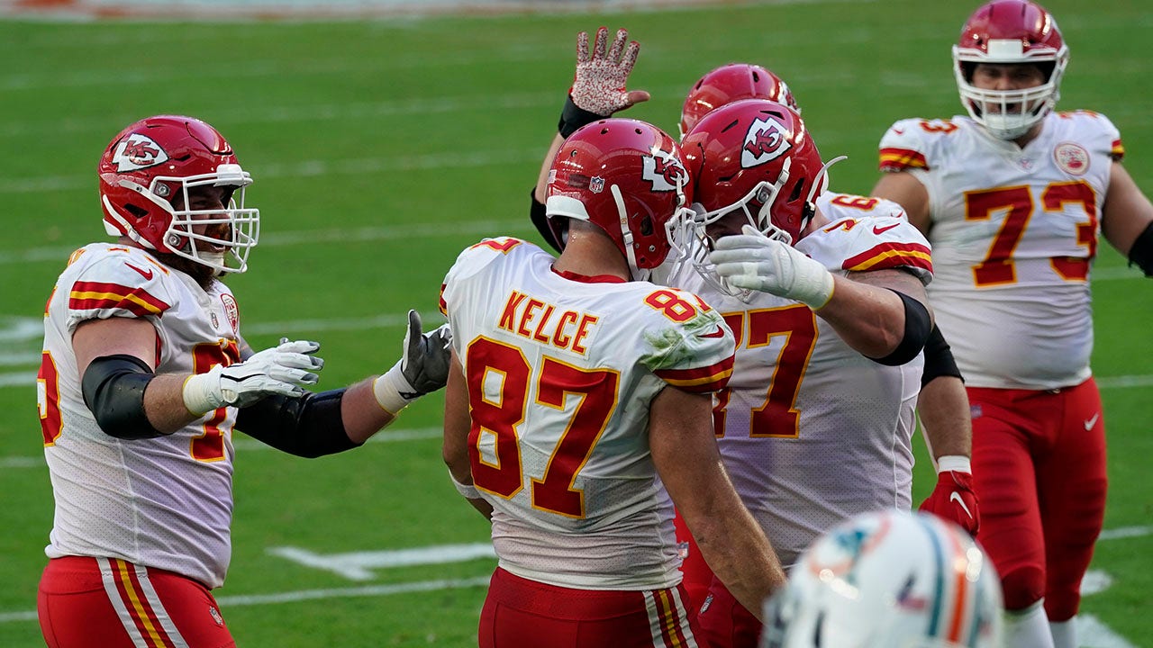 Kansas City Chiefs 33-27 Miami Dolphins: Patrick Mahomes overcomes  turnovers in comeback win, NFL News