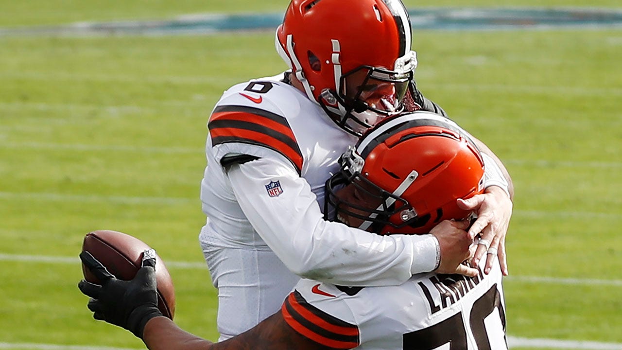 Browns' Baker Mayfield finds offensive lineman in end zone for TD vs.  Titans