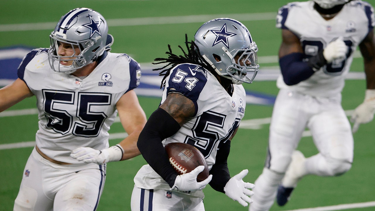 New York Giants linebacker Jaylon Smith (54) looks to defend