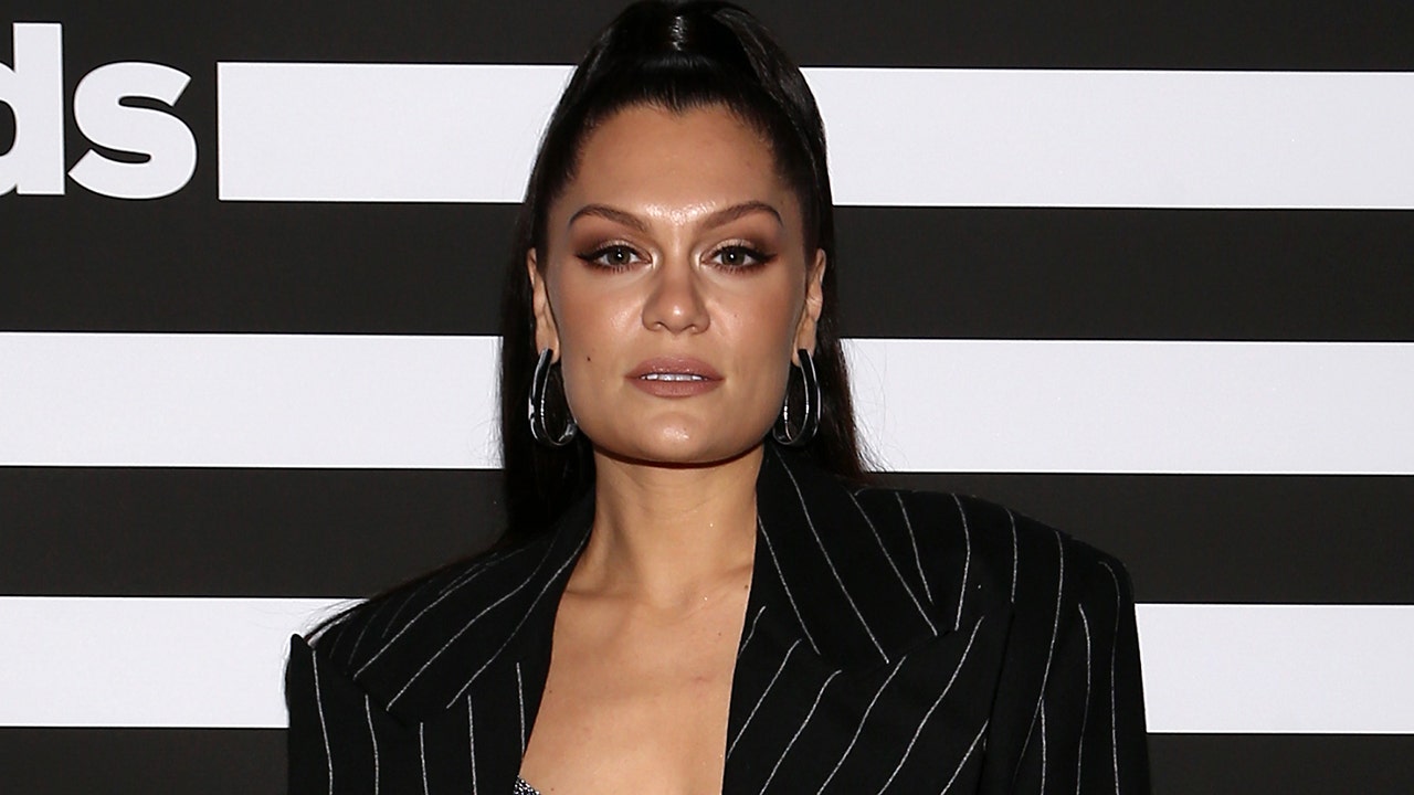 Jessie J diagnosed with Ménière’s disease is deaf in the right ear