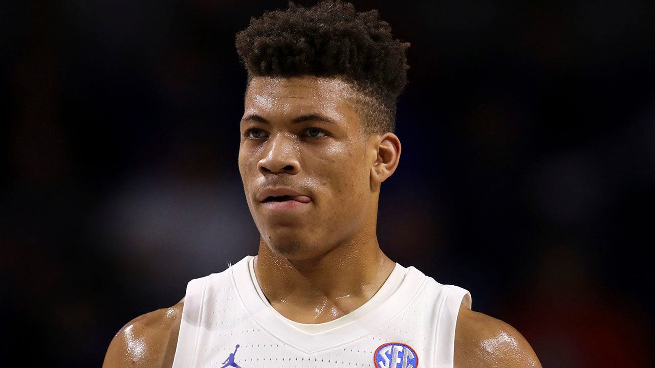 Florida's Johnson rejoins team, works as coach amid recovery