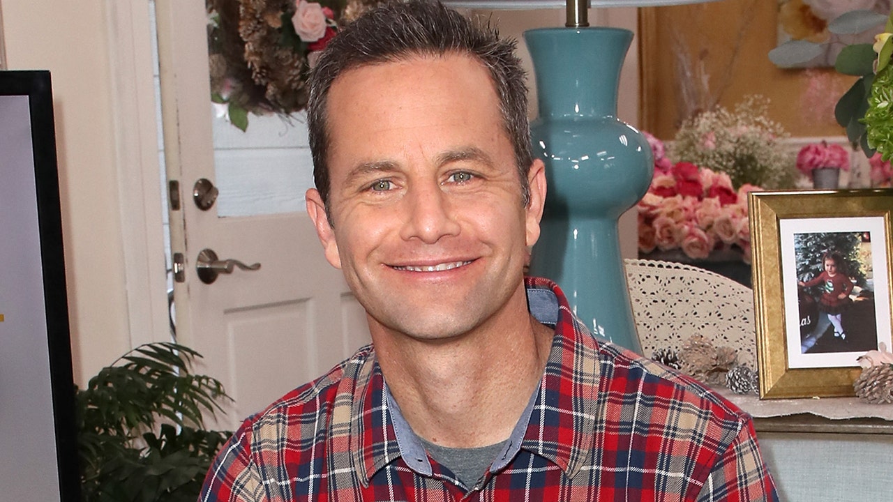 Kirk Cameron hosts another unmasked Christmas carols event to protest the California home order