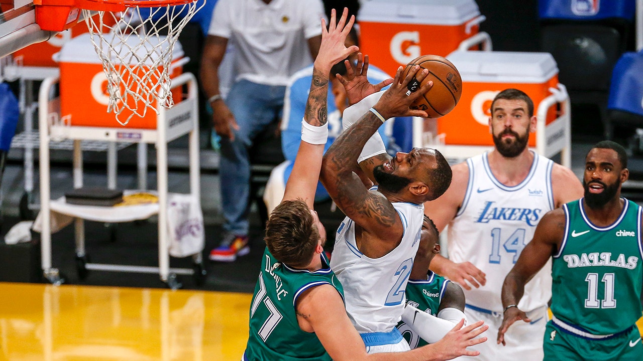 LeBron becomes No. 2 Xmas scorer, Lakers top Mavs 138-115