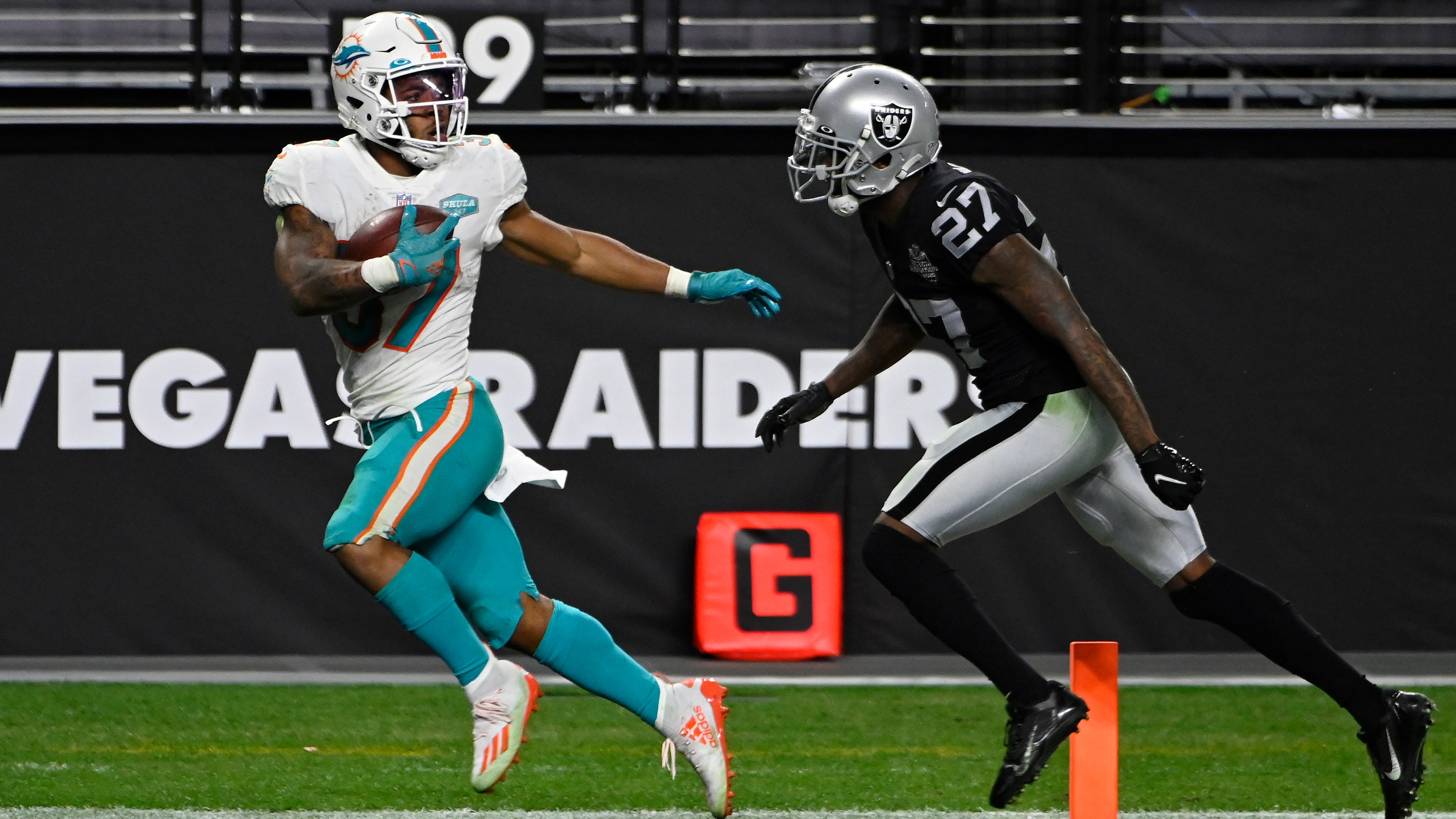 Miami Dolphins' Elandon Roberts returns pick of Derek Carr 85