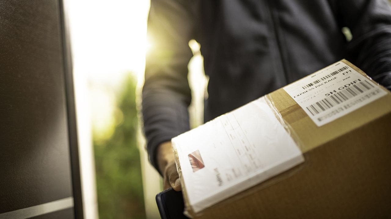 FOX NEWS: Amazon driver breathes on customer’s window, leaves message: Report