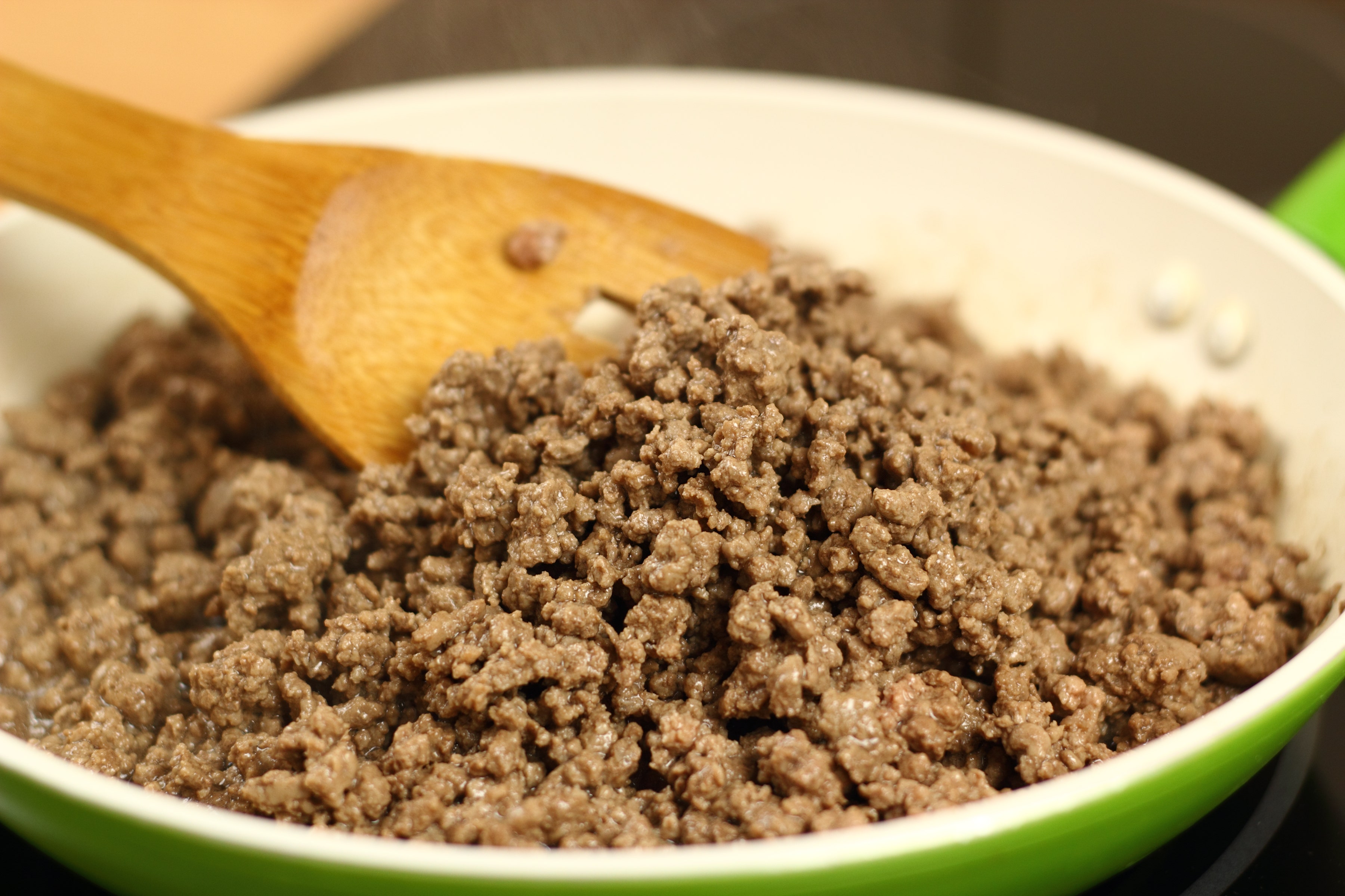 Просрочен приготовить. Ground Beef. Cooked mince. Фон миска с фаршем.