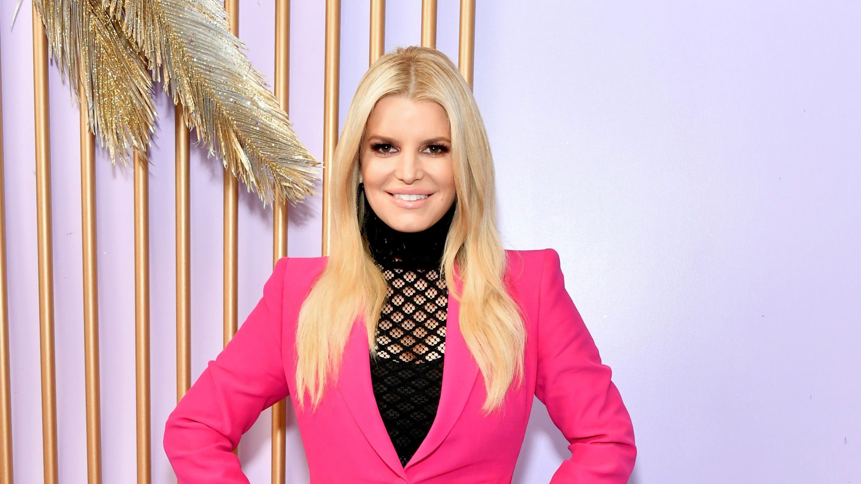 Jessica Simpson shows 50 kg weight loss in festive overalls