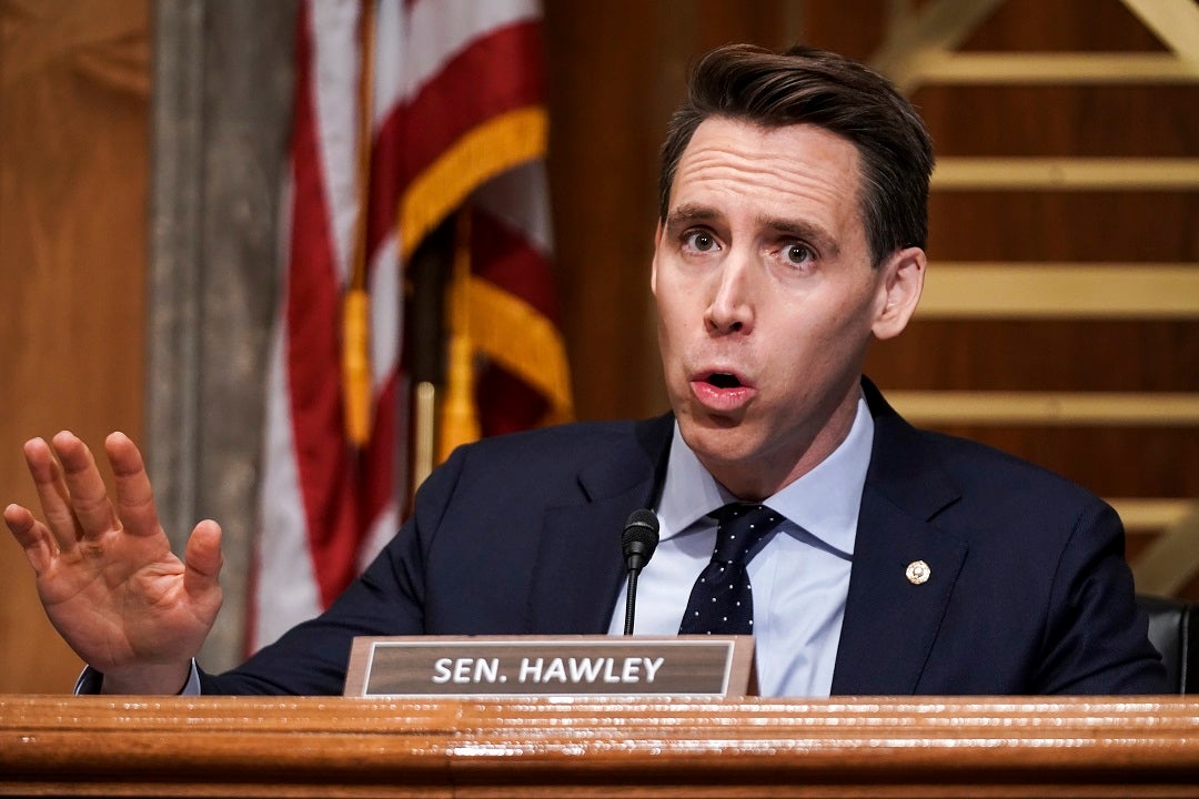 Hawley gets loud applause when he objects to the election college
