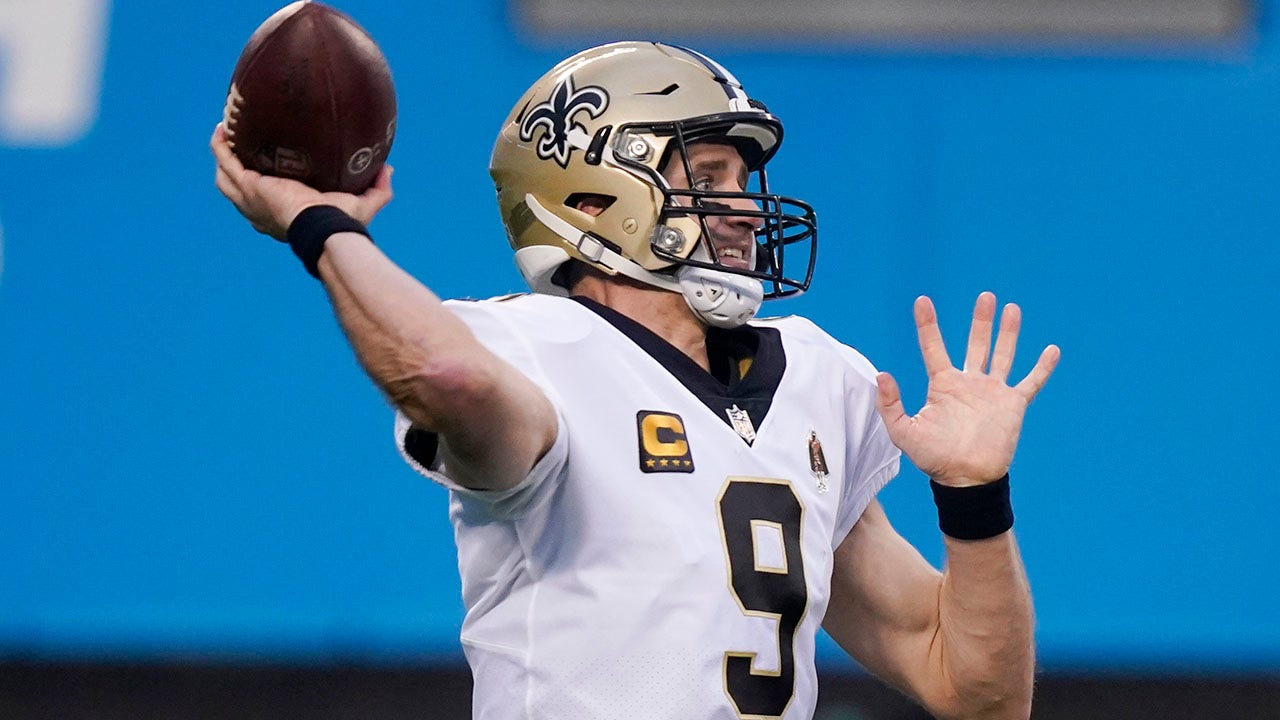 Saints’ Drew Brees wears custom cleats featuring MLB Legends in a playoff match against bears