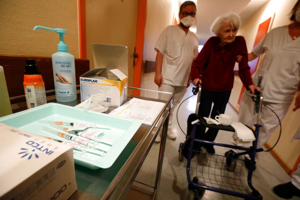 Implementation of the French vaccine delayed by bureaucracy, focus on the elderly