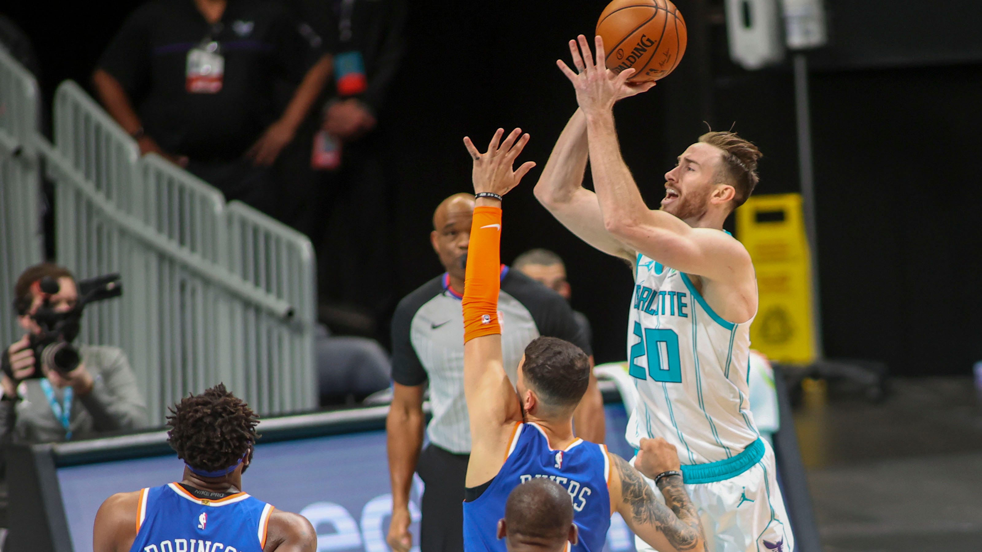 Hayward scores 34 points, Hornets rout Knicks 109-88