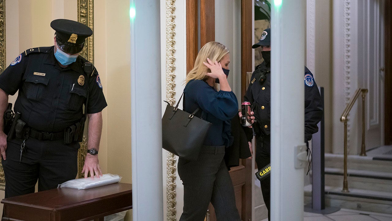 Pelosi announces fines for members who avoid metal detectors at Capitol