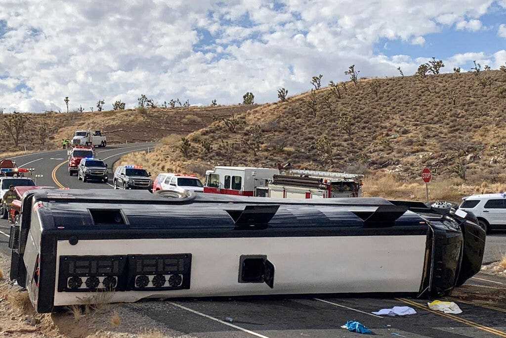 The bus going to the Grand Canyon overturns;  1 dead, 2 critics