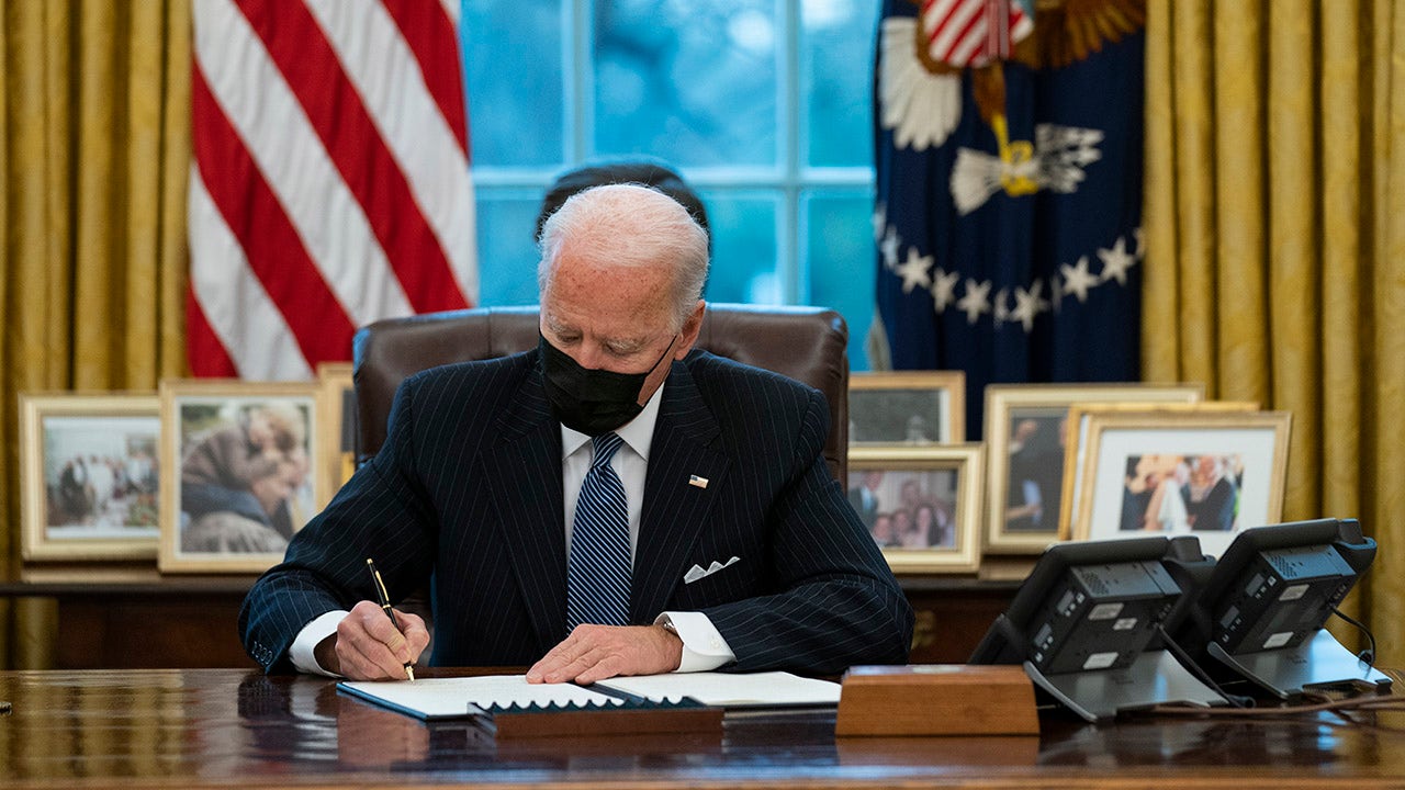 Biden’s government freezes arms sales abroad