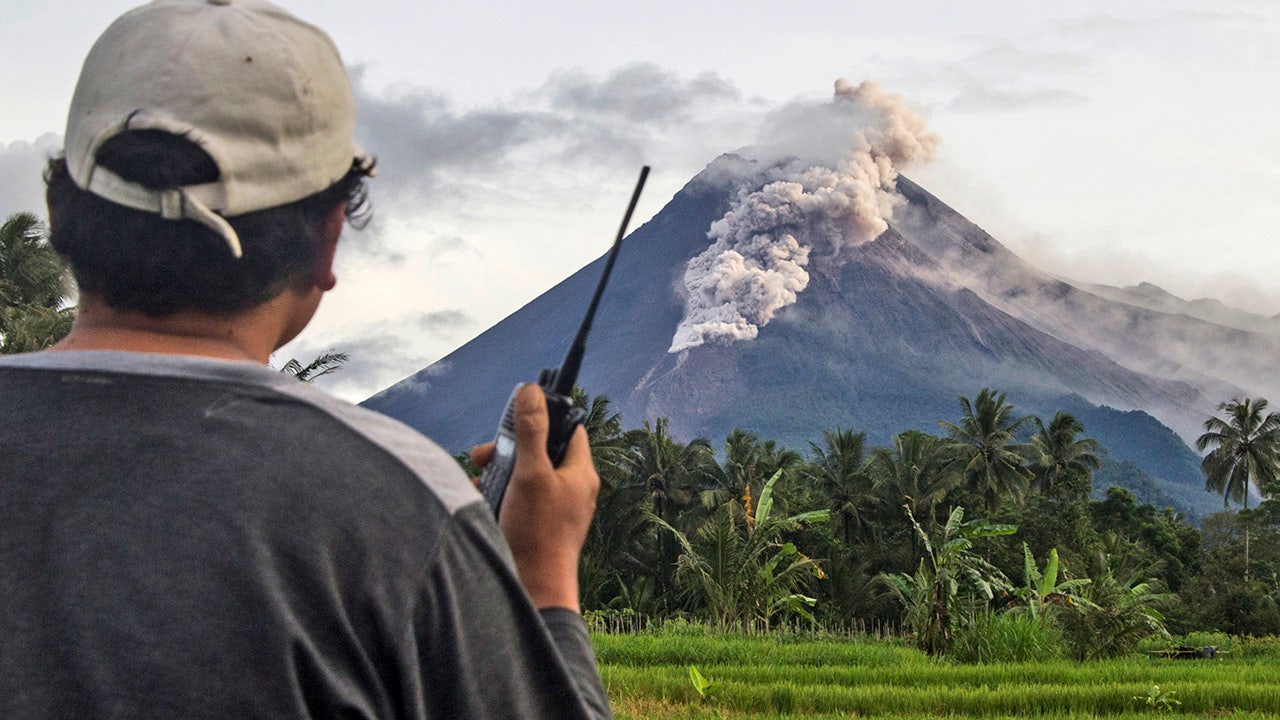Indonezijos ugnikalnis išlaisvina lavos upę naujame ugnikalnio išsiveržime