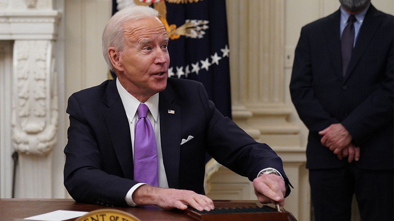 Biden signs 2 executive orders aimed at food aid related to pandemic, the needs of workers