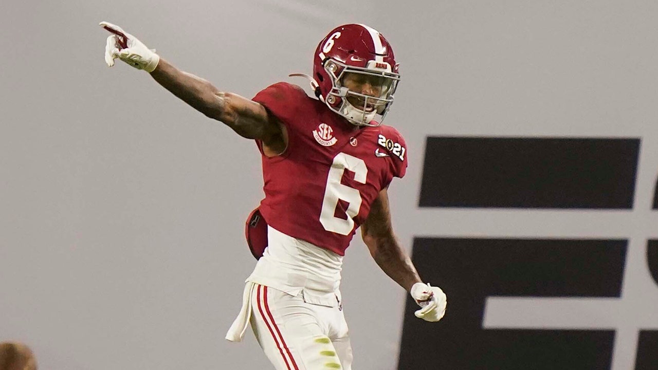 Alabama’s Devonta Smith leaves national title game with hand injury after incredible first half
