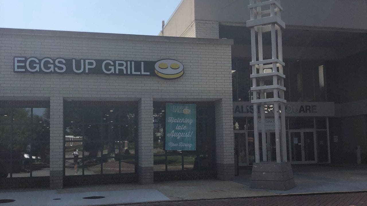 South Carolina restaurant staff receive a $ 2,000 tip with a note left by a “regular” customer
