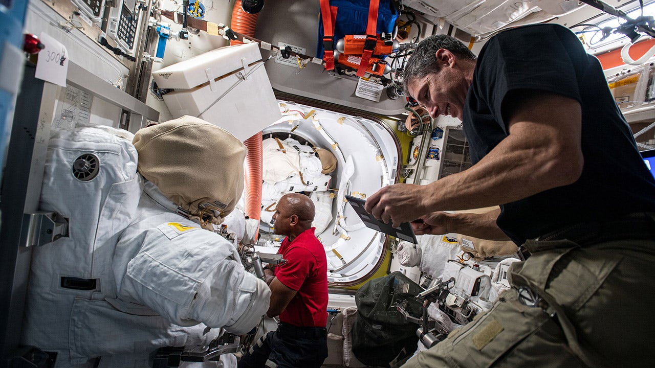 Astronautai, esantys Tarptautinėje kosminėje stotyje, eina 237 kosminius takus, kad atliktų techninę priežiūrą